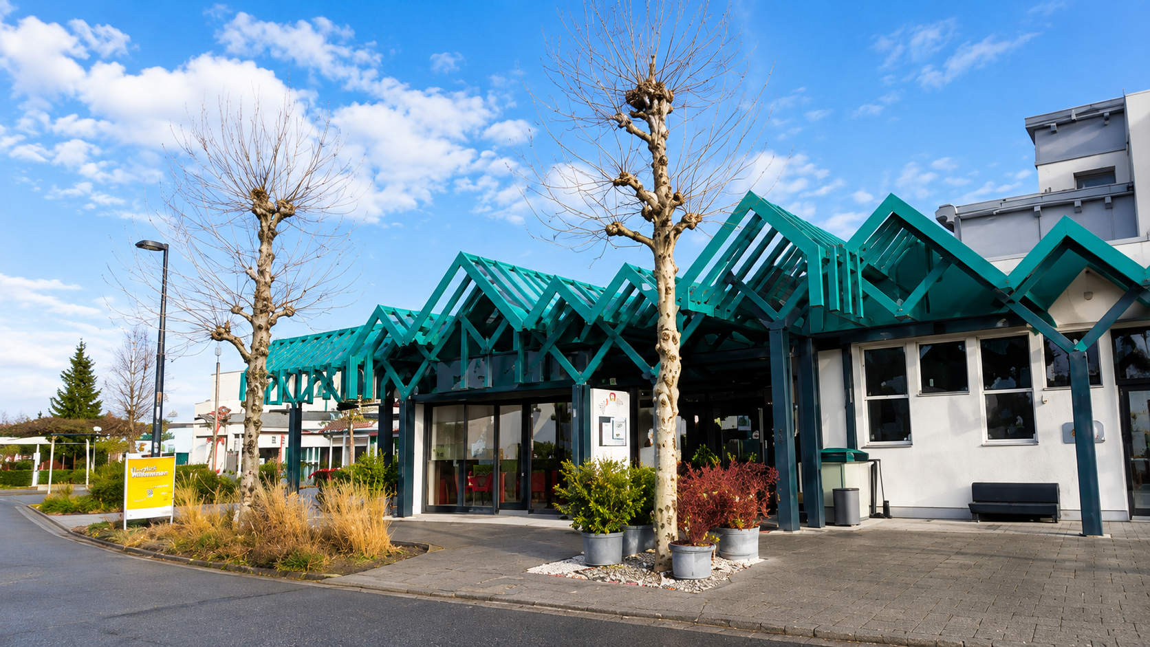 Außenansicht des Café am Markt mit grünem Pavillon