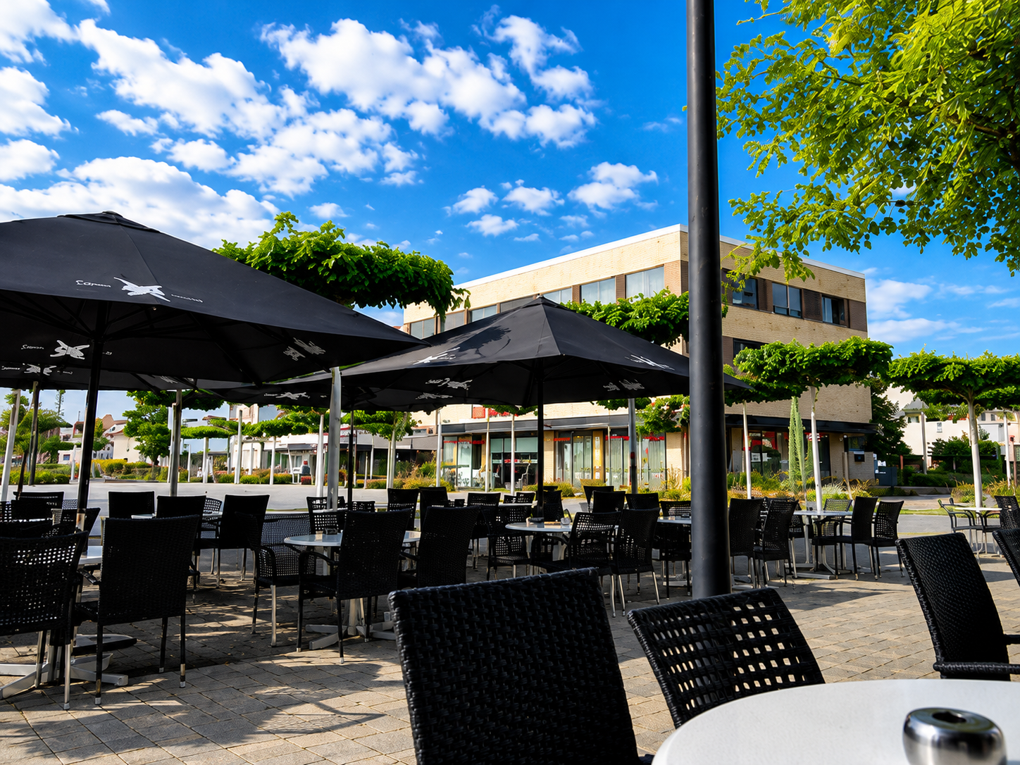 Terrasse des Café am Markt am Tag